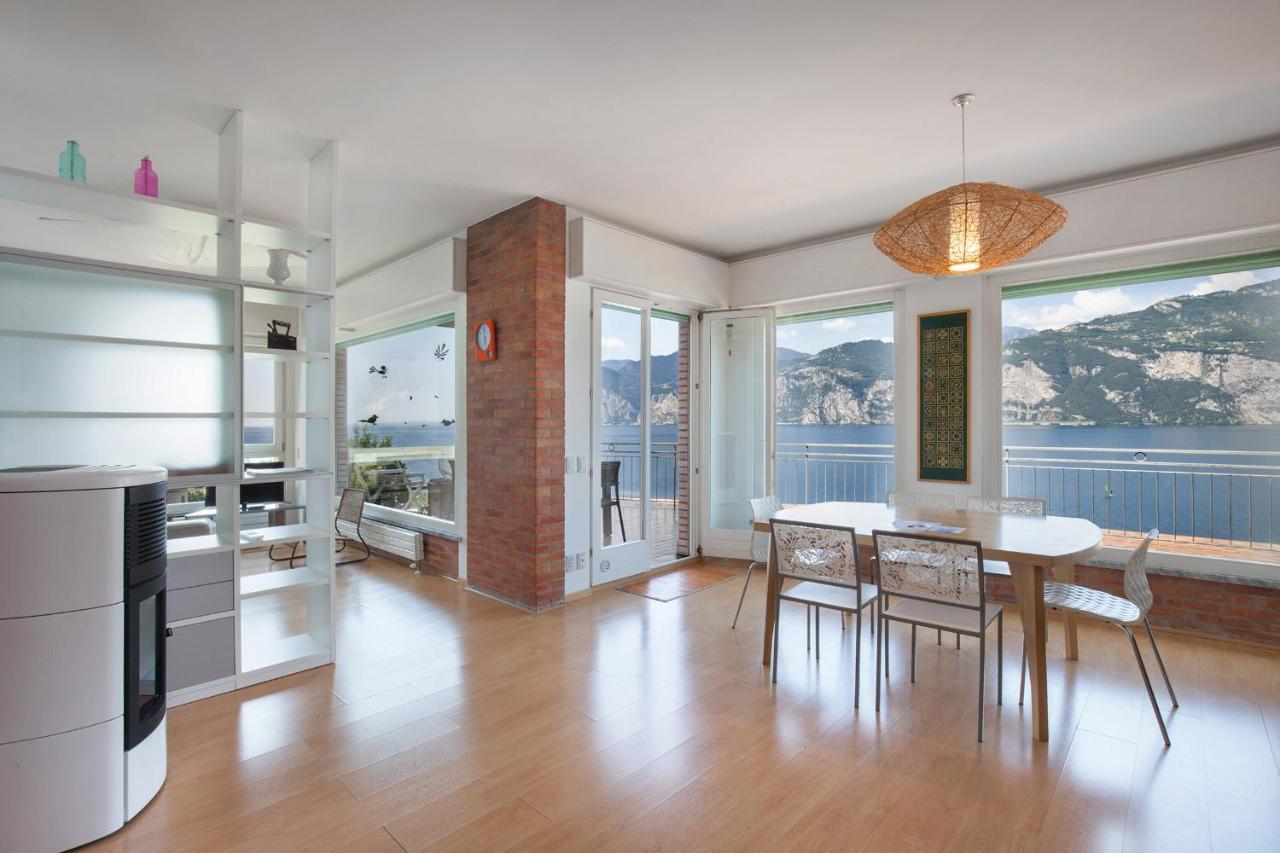 Apartment Windows On The Lake Малчезине Екстериор снимка